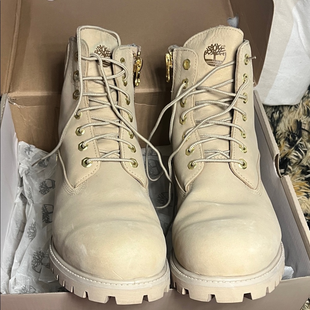 Timberland men’s Light Tan Combat Boots comes with box but a little damaged!❤️😊